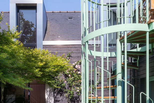 Vue de l'escalier avec, en arrière-plan, le bâtiment existant.-agrandissement_extension-maison-Rennes
