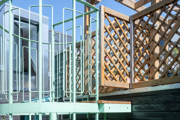 Vue de l'escalier offrant une perspective sur la terrasse.-agrandissement_extension-maison-Rennes