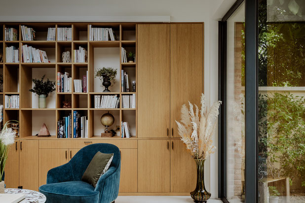 Vue du salon mettant en valeur sa bibliothèque conçue sur mesure-surelevation-maison-Saint-Maur-des-Fossés