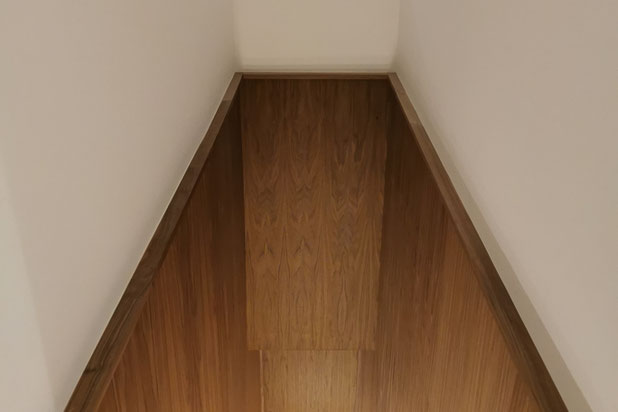 L'escalier et le hublot vers salle de bain-rehabilitation-appartement-Paris