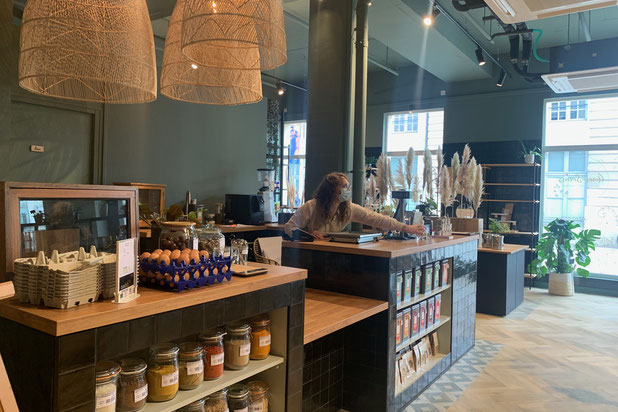 Comptoir dessiné et réalisé sur mesure, sélection et fourniture de l'ensemble du mobilier et des éléments de décoration-amenagement-boutique_local-Châlons-en-Champagne