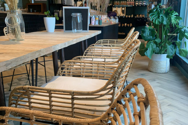 Comptoir dessiné et réalisé sur mesure, sélection et fourniture de l'ensemble du mobilier et des éléments de décoration-amenagement-boutique_local-Châlons-en-Champagne