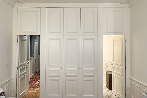 Mur de rangements avec portes cachées-renovation-appartement-Paris