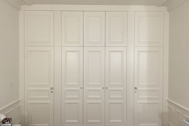 Mur de rangements avec portes cachées-renovation-appartement-Paris