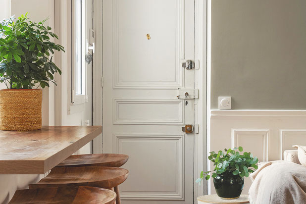 Vue sur séjour, entrée-renovation-appartement-Paris