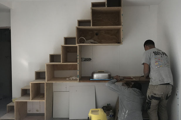 Vue de la réalisation de la  cuisine et de l'escalier japonais.-surelevation-immeuble-Paris