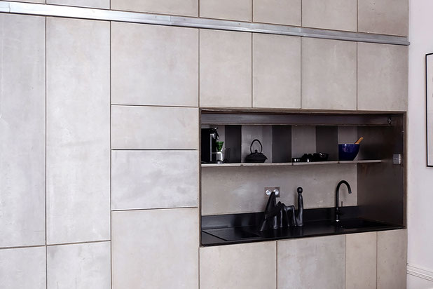 Vue de la cuisine noir creée dans le placard-renovation-appartement-Paris