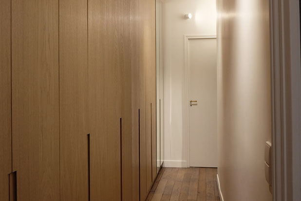 Vue du couloir avec les nouveaux placards éclairés avec des projecteurs.-renovation-appartement-Paris