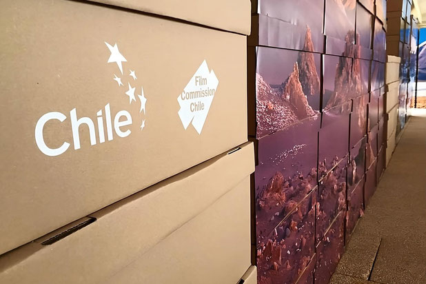 Vue de la construction d'un mur avec boîtes en carton et une image du désert Chilien.-amenagement-cafe_restaurant-Cannes