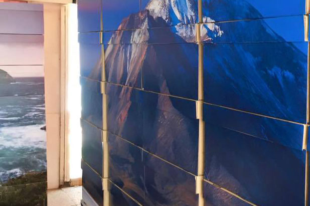 Vue de la construction d'un mur avec boîtes en carton et une image du désert Chilien.-amenagement-cafe_restaurant-Cannes