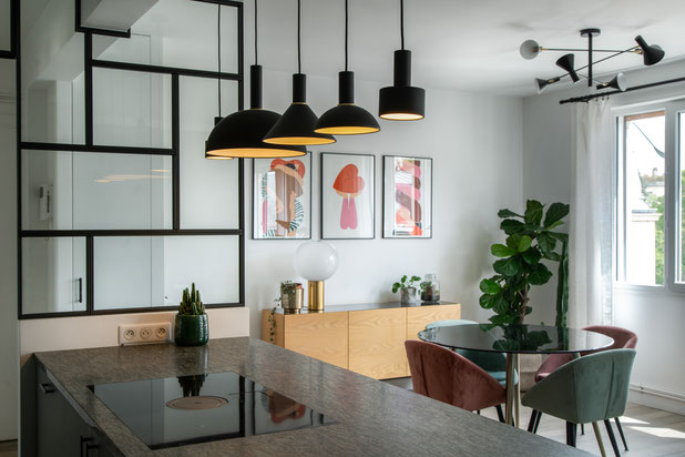 Du comptoir, vue sur la salle à manger.-renovation-logement-Saint-Mandé
