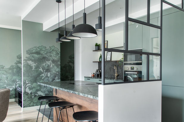 La cuisine en vert doux et son comptoir en granit.-renovation-logement-Saint-Mandé