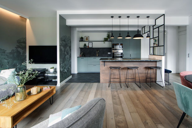 Vue sur la pièce à vivre et sa cuisine ouverte.-renovation-logement-Saint-Mandé