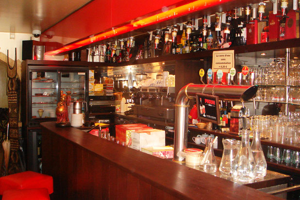Le comptoir avec sa ligne rouge-renovation-cafe_restaurant-Montreuil