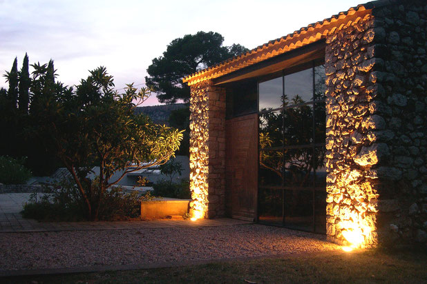La façade de nuit.-renovation-equipement-Rousset