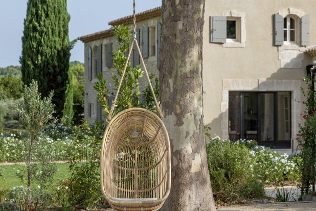 Chaise suspendue à un des platanes centenaire-amenagement-maison-Eygalières