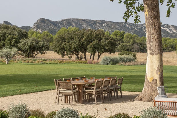 Dîner dans le jardin avec vue sur le massif des Alpilles-amenagement-maison-Eygalières