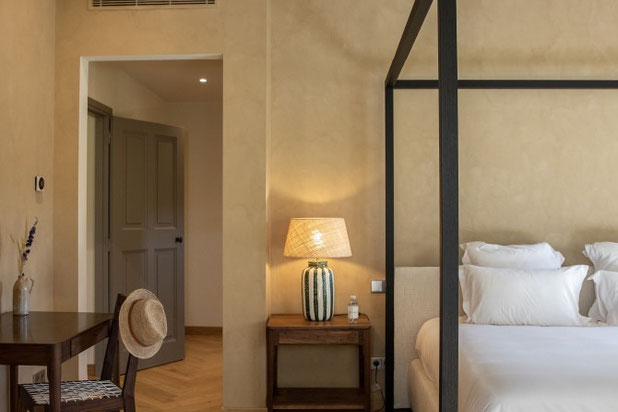 Master bedroom dans des tons chauds-amenagement-maison-Eygalières