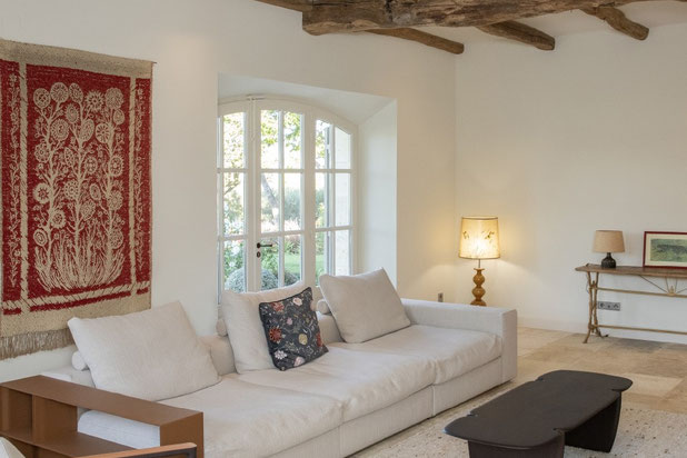 Un salon cosy au coin du feu-amenagement-maison-Eygalières