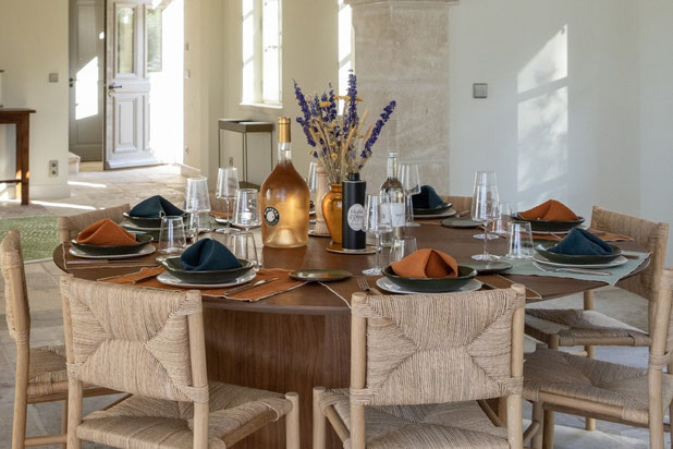 Une table ronde à l'esprit convivial et authentique-amenagement-maison-Eygalières