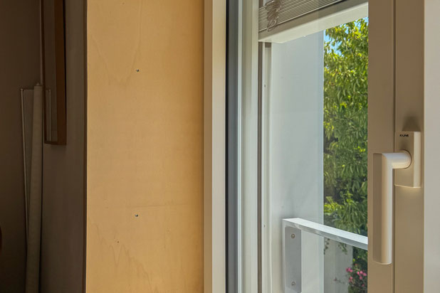 tableau en bois contraste avec l'alumium blanc extérireur-renovation-maison-Nantes