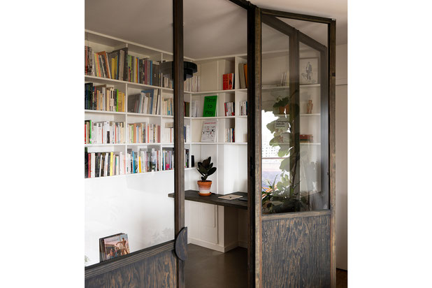 le bureau derrière la verrière-renovation-appartement-Paris