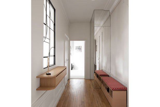 l'entrée son vitrail et sa console sur mesure-renovation-appartement-Vincennes