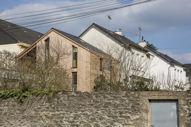 Vue depuis la rue au loin-agrandissement_extension-maison-Laval