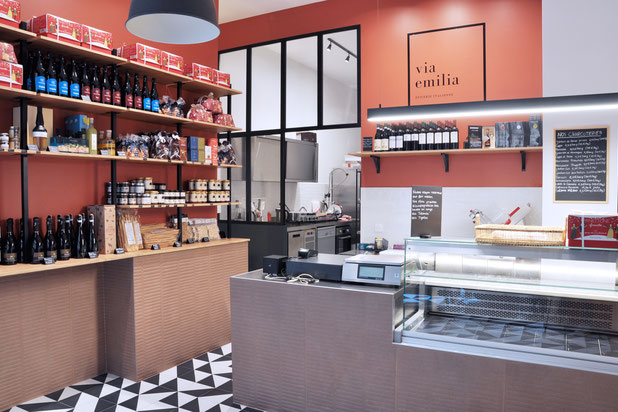 Vue vers la caisse, sur le fond l'atelier-amenagement-boutique_local-Paris
