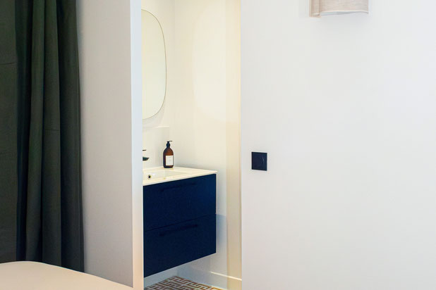 Salle d'eau comme dans une suite d'hôtel-renovation-appartement-Paris