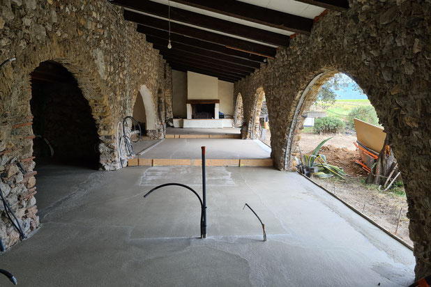 Coulage de la nouvelle dalle de sol-renovation-maison-Tautavel
