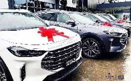 L'HOMME D'AFFAIRES DANGOTE OFFRE DES VÉHICULES FLAMBANT NEUFS AUX CADRES DE SA CIMENTERIE.