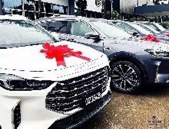 L'HOMME D'AFFAIRES DANGOTE OFFRE DES VÉHICULES FLAMBANT NEUFS AUX CADRES DE SA CIMENTERIE.