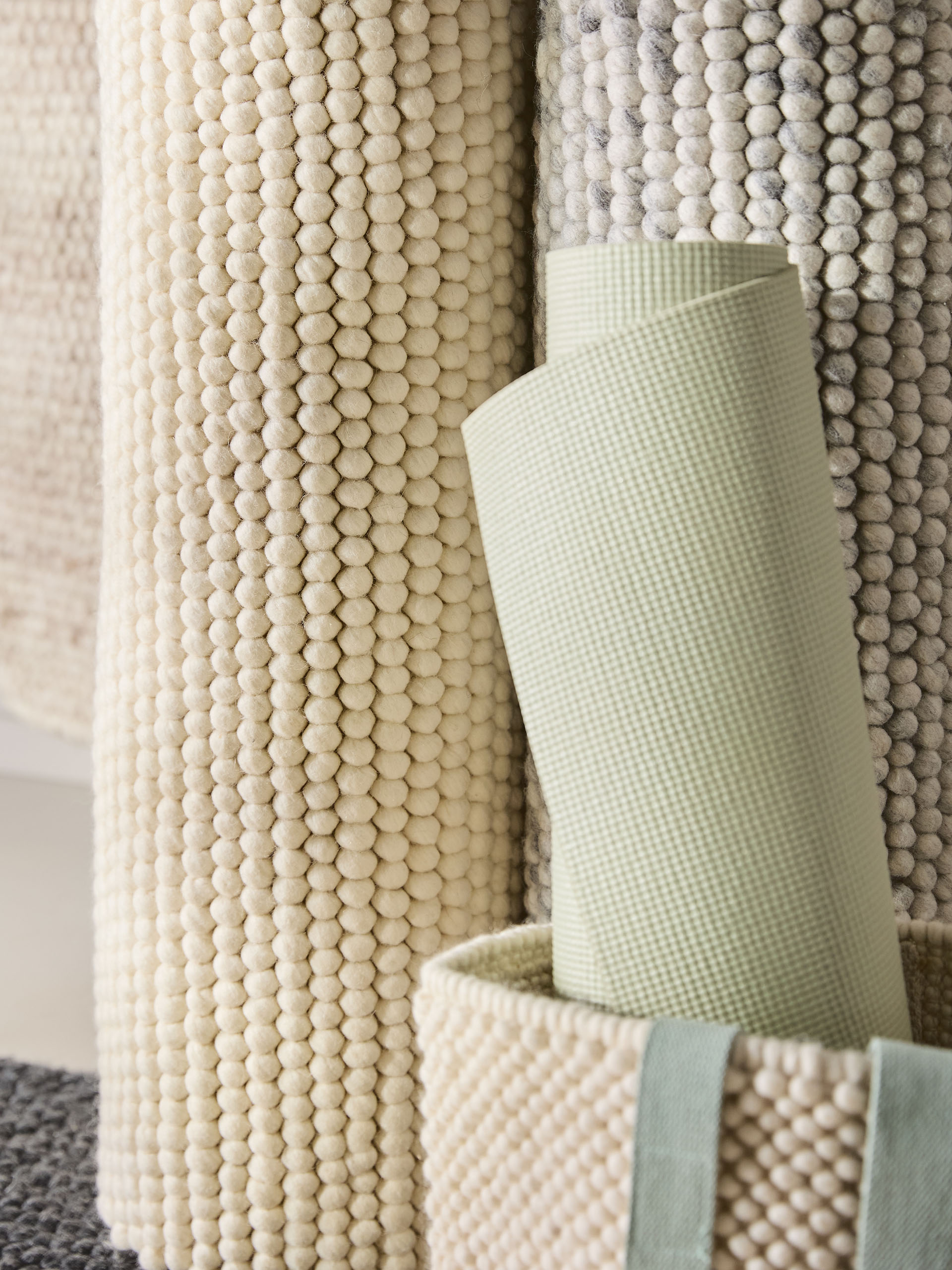 Teppich aus 70% Wolle, 30% Polyester in Grau mit 70% Wolle, 30% Polyester hohem Flor von benuta Pure