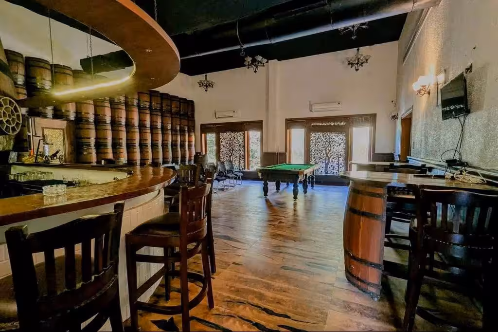 Syna Resort Barrel Bar