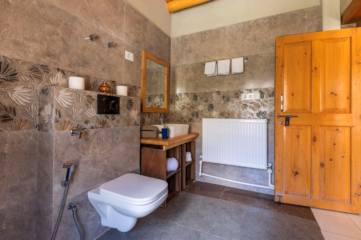 Snow Leopard Lodge Bathroom
