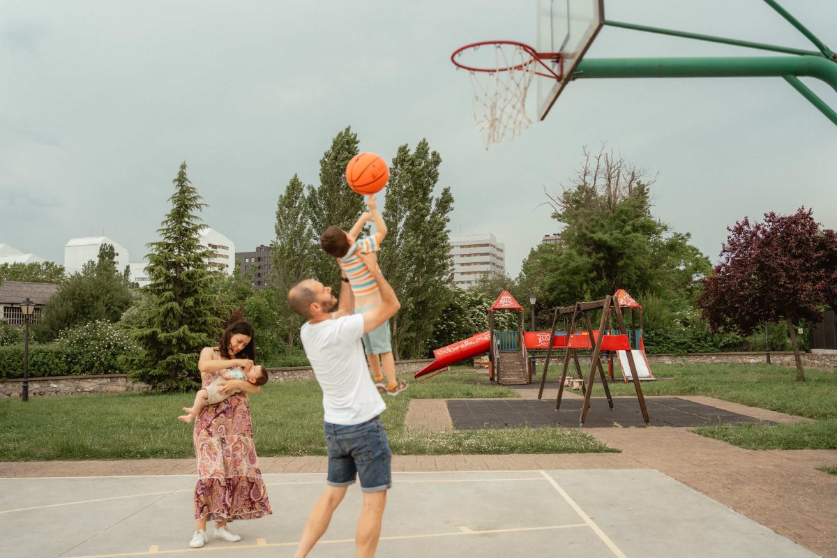 mamá y papá jugando baloncesto con los niños