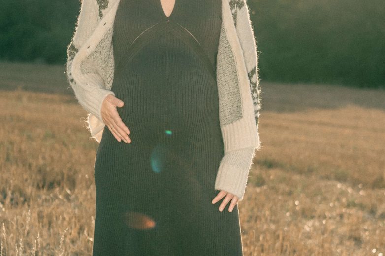 Sesión de fotos de embarazo: conexión pura en el anillo verde