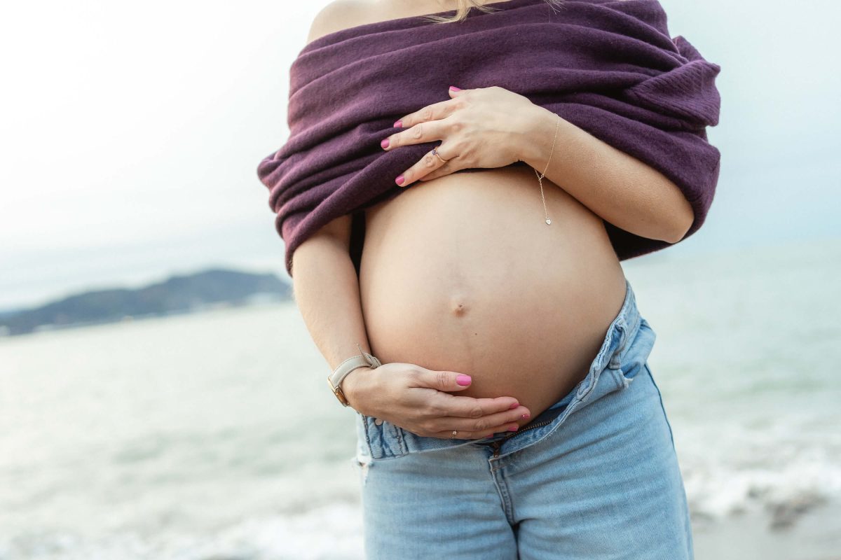fotos de embarazo en la playa, barriga al descubierto