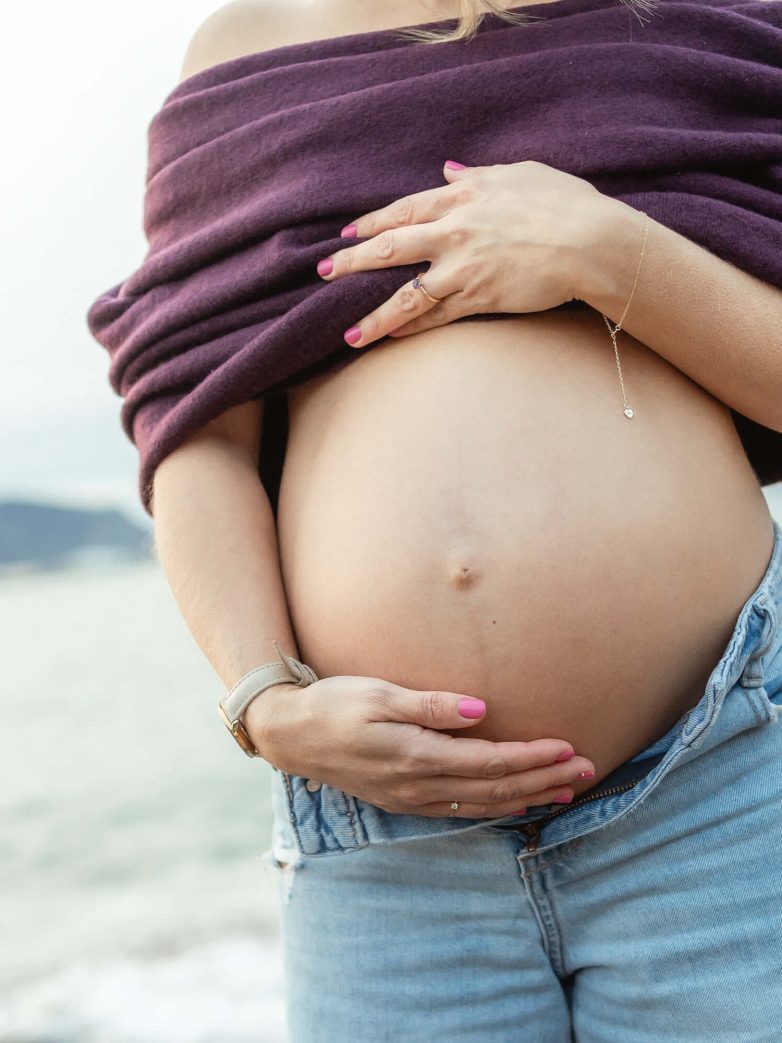 Fotos de embarazo en la playa en invierno