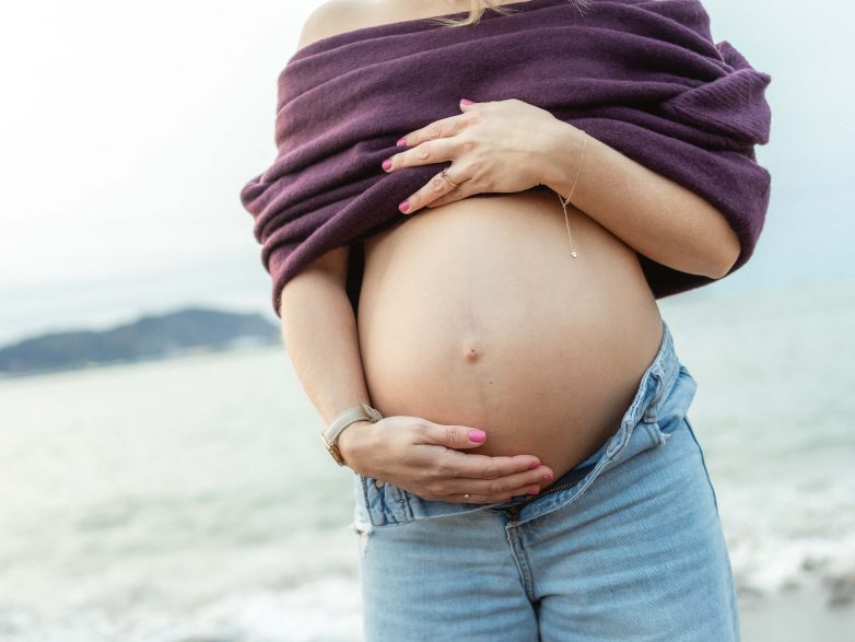 Fotos de embarazo en la playa en invierno