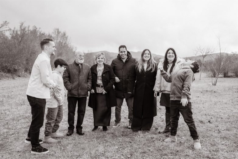 Cuando toda la familia se reúne: sesión fotográfica multigeneracional