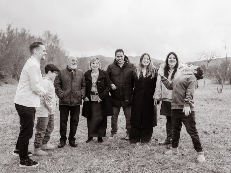 Cuando toda la familia se reúne: sesión fotográfica multigeneracional