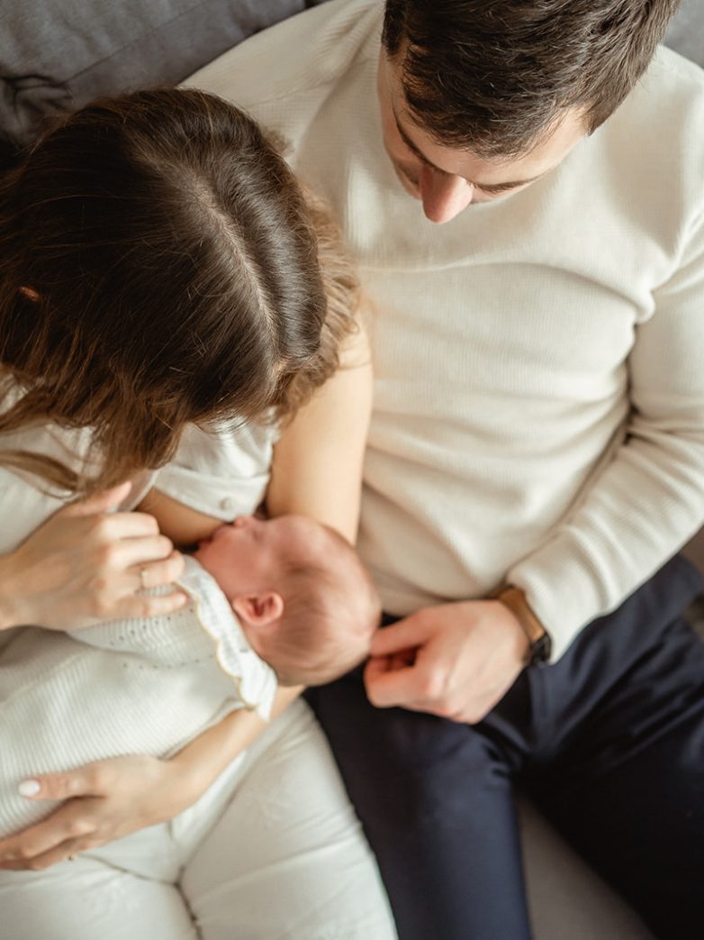 Una sesión de fotos de Recién Nacido en casa en Vitoria-Gasteiz: hogar y conexión