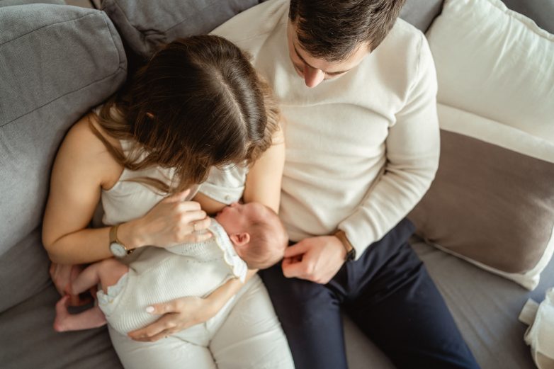 Una sesión de fotos de Recién Nacido en casa en Vitoria-Gasteiz: hogar y conexión