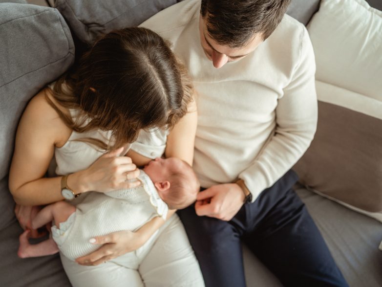 Una sesión de fotos de Recién Nacido en casa en Vitoria-Gasteiz: hogar y conexión