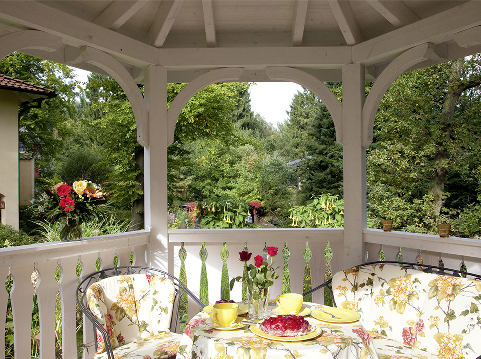 intérieur d'une gloriette bois