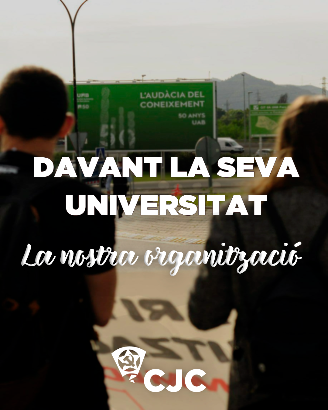 Davant la seva universitat