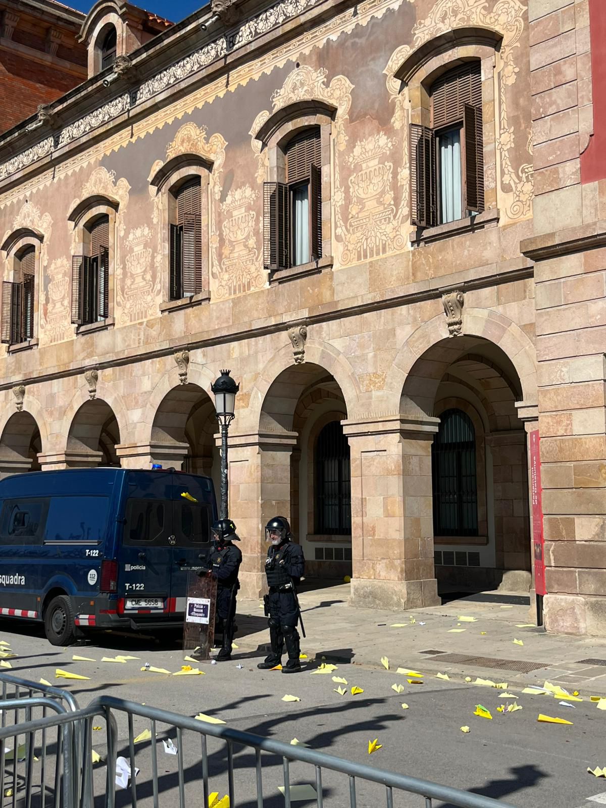 FUERA MOSSOS DE LOS CENTROS EDUCATIVOS