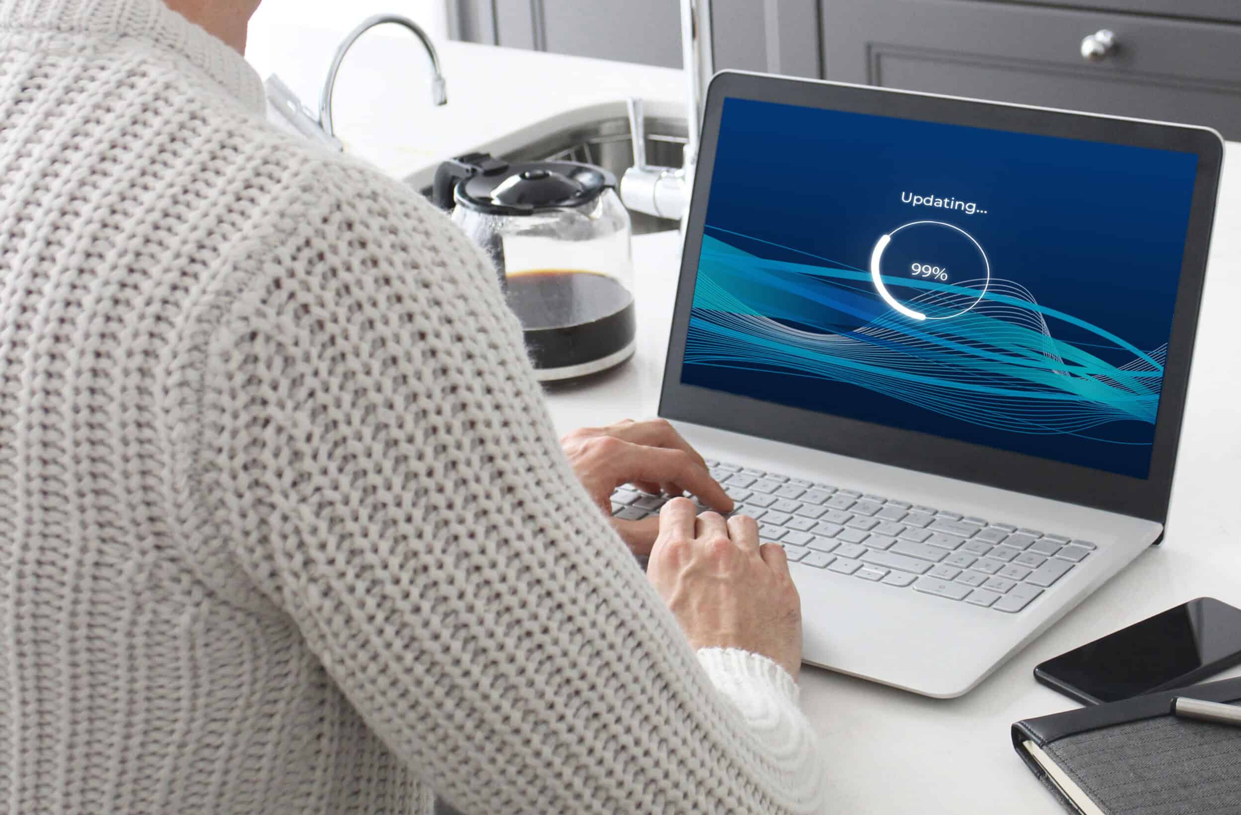 teletrabalho_emprego_talent_portugal A laptop loading a fictional software update.